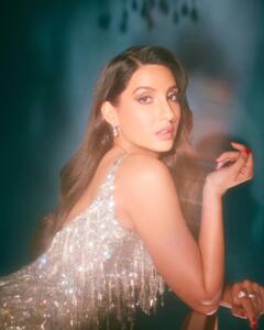 Nora Fatehi Photos: नोरा फतेही ने बैकलेस ड्रेस में फ्लॉन्ट किया अपना कर्वी फिगर, तस्वीरों से नजर हटाना होगा मुश्किल!