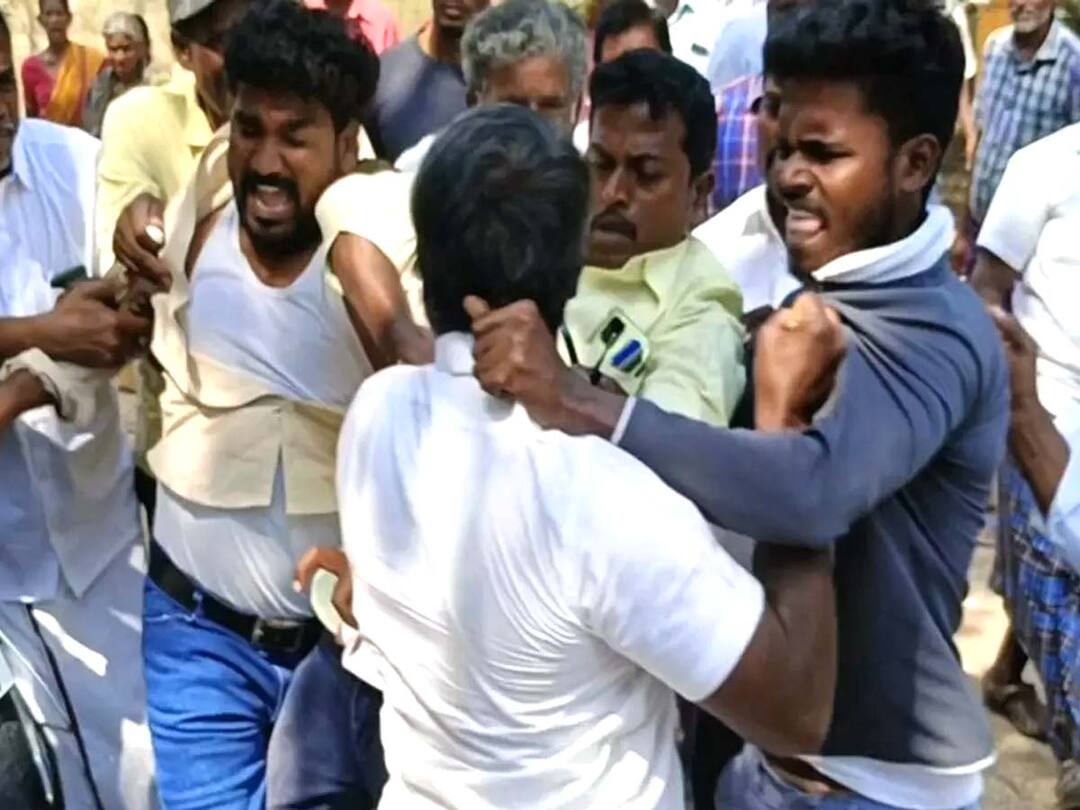 Villupuram: நெல் கொள்முதல் நிலையம் அமைக்க எதிர்ப்பு - இரு தரப்பினர் மோதல் Villupuram: Clash between two parties protesting the establishment of paddy procurement station near Tindivanam TNN Villupuram: நெல் கொள்முதல் நிலையம் அமைக்க எதிர்ப்பு - இரு தரப்பினர் மோதல்