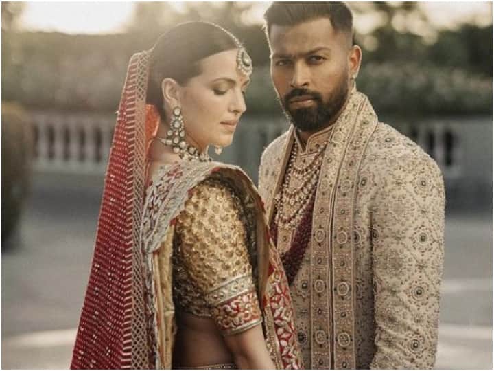Hardik Natasa Wedding: वैलेंटाइन पर क्रिश्चियन वेडिंग के बाद क्रिकेटर हार्दिक और एक्ट्रेस नताशा ने हिंदू रिति-रिवाजों से भी उदयपुर में रॉयल शादी की. कपल ने अपनी शादी की तस्वीरें भी पोस्ट की हैं.