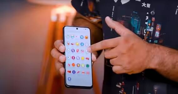 આમ તો આ સ્માર્ટફોનમાં ફિચર્સ પહેલા લૉન્ચ થઇ ચૂકેલા રિયલમી 10 પ્રૉ 5Gના જ છે. બસ આમાં તમને એક અલગ યૂઆઇ મળે છે. UI નો લૂક તમને કોકા-કોલા ડ્રિન્કના જેવી ફ્રેશનેસ આપશે. (YouTube)