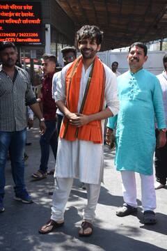 Shehzada के लिए बप्पा की शरण में Kartik Aaryan, मां-पापा के साथ सिद्धिविनायक में माथा टेका, देखें तस्वीरें