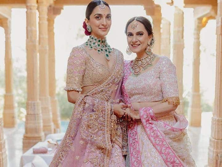 Kiara Sidharth Wedding: कियारा आडवाणी और सिद्धार्थ मल्होत्रा शादी के बंधन में बंध चुके हैं. अब कियारा की वेडिंग से उनके पैरेंट्स की फोटोज सामने आई हैं, जो इंटरनेट पर जमकर वायरल हो रही हैं.