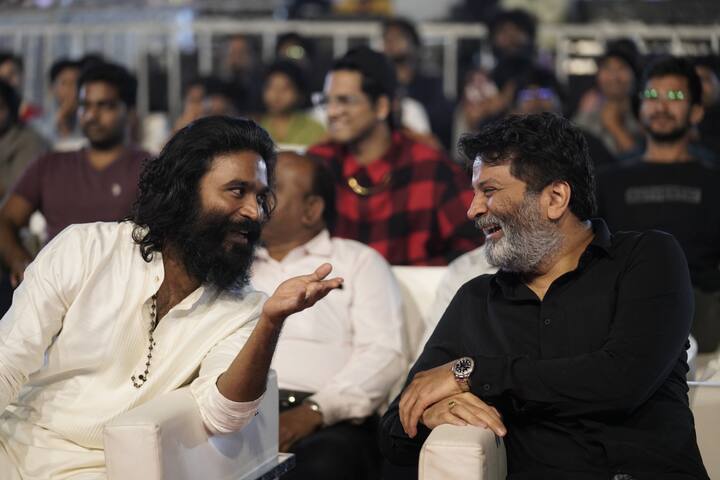 ‘సార్‘ ప్రీ రిలీజ్ ఈవెంట్ లో హీరోయిన్ సంయుక్త మీనన్ తో హీరో ధనుష్.