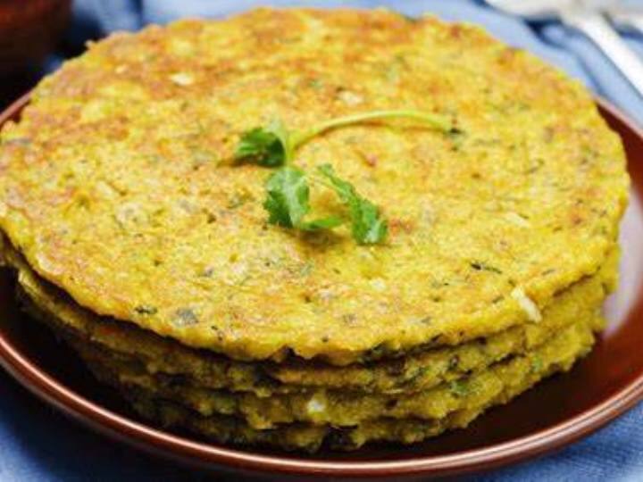 पहले मूंग दाल को 4-5 घंटे के लिए भिगो दें और फिर पानी निथार कर एक ब्लेंडर में डालें. गाढ़ा पेस्ट बनाने के लिए ब्लेंड करें. अब जरूरत के अनुसार पानी डालें और फिर से ब्लेंड करें. मध्यम स्थिरता का घोल तैयार करने के लिए बैचों में और कम मात्रा में पानी डालें.मिश्रण को प्याले में निकाल लीजिए. नमक, हींग और अमचूर पाउडर डाल दीजिए. अब इसमें बारीक कटा प्याज, टमाटर, शिमला मिर्च, हरी मिर्च और हरा धनिया डालें। बैटर तैयार करने के लिए अच्छी तरह मिलाएं। कुछ मिनट के लिए तब तक फेंटते रहें जब तक कि बैटर थोड़ा झागदार न लगने लगे.