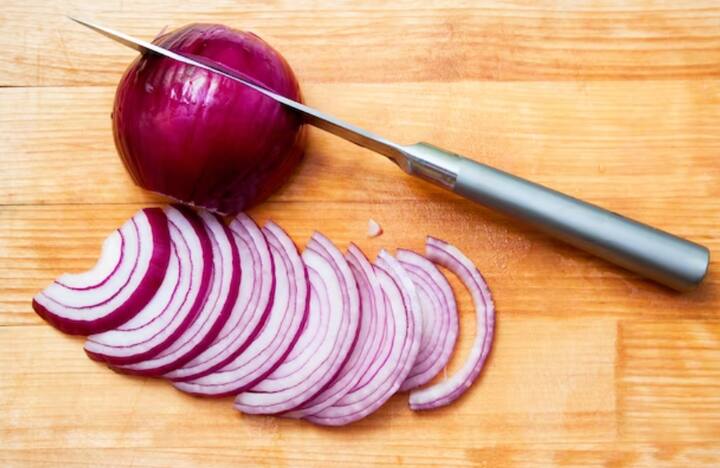 आप चाहे तो प्याज को काटने से आधा घंटा पहले फ्रिज में रख दें. ऐसा करने से ये हवा में एसिड एंजाइम की मात्रा को कम कर देता है जिससे आंसू नहीं आएंगे.