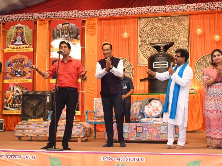 Mahashivratri 2023 Kumar Vishwas in Kavi Sammelan of Beawar ANN Beawar: राजस्थान के ब्यावर में कुमार विश्वास को सुनने उमड़ा श्रोताओं का हुजूम, इस गीत पर भर आई लोगों की आंखें