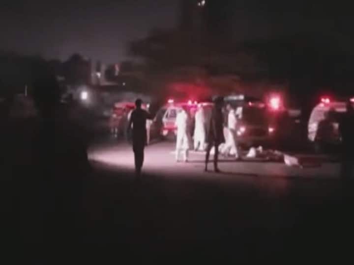 Police Head Quarter office in Shahra-e-Faisal Karachi under attack Karachi Police Head Quarter Attack: पाकिस्तान के कराची में पुलिस मुख्यालय पर हमला, 4 लोगों की मौत, 19 घायल, तीनों आतंकी भी ढेर