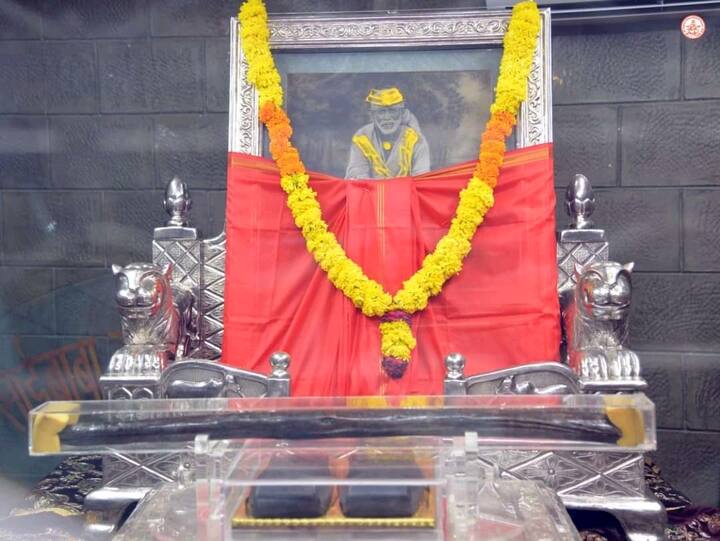 பூஜை செய்யப்பட்ட சீரடி சாய்பாபவின் புகைப்படம். (Image Source:Facebook/saisevamadurai)