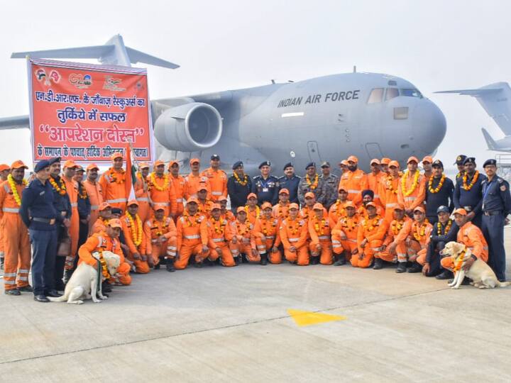 Operation Dost: भूकंप ग्रस्त तुर्किए में 10 दिनों के लंबे राहत और बचाव ऑपरेशन के बाद  47 सदस्यों वाली एनडीआरएफ की टीम अपने डॉग स्कावॉड सदस्यों  रैंबो और हनी के साथ शुक्रवार (17 फरवरी) को भारत लौट आई.