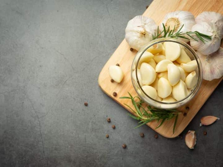 Garlic Benefits For Cholesterol Patients in Hindi कोलेस्ट्रॉल से जूझ रहे लोगों के लिए 'संजीवनी' है लहसुन, मगर ऐसे करना होगा यूज