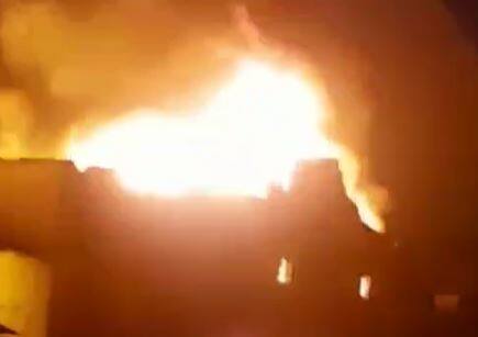 आग एवढी भीषण होती की आगीच्या भक्ष्यस्थानी संपूर्ण कारखाना जळून खाक झाला आहे. तीन तासांच्या प्रयत्नानंतर आगीवर नियंत्रण मिळवण्यात यश आले आहे.