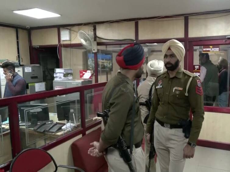 2 Armed Robbers Loot Rs 22 Lakh On Gunpoint From PNB's Amritsar Branch In Punjab Armed Robbers Loot Rs 22 Lakh From Punjab National Bank On Gunpoint In Amritsar