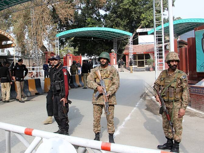 कराची पुलिस प्रमुख के कार्यालय पर पाकिस्तानी तालिबान के हमले में दो की मौत
