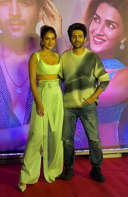 बीते दिन मुंबई में कार्तिक आर्यन और कीर्ति सेनन की फिल्म ‘शहजादा’ की स्क्रीनिंग रखी गई थीं. इस दौरान दोनों स्टार्स काफी खुश नजर आए और दोनों ने कैमरे के लिए जमकर पोज भी दिए.