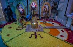 Mahashivratri 2023: मुंबई के बाबुलनाथ मंदिर में महाशिवरात्रि के महापर्व की धूम, तस्वीरें आईं सामने