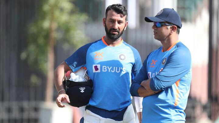 ১৩তম ভারতীয় খেলোয়াড় হিসাবে শততম টেস্ট খেলতে নামবেন চেতেশ্বর পূজারা। ম্য়াচের আগে কোচ রাহুল দ্রাবিড়ের সঙ্গে তাঁকে গভীর আলোচনায় মগ্ন থাকতে দেখা গেল।