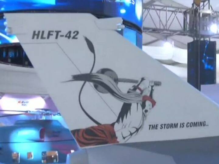 Aero India 2023: बेंगलुरु में एयरो इंडिया 2023 में  हिंदुस्तान एयरोनॉट लिमिटेड (HAL) के एक HLFT-42 फुल-स्केल मॉडल के टेल पर भगवान हनुमान की तस्वीर विवाद के बाद एक बार फिर शुक्रवार (17 फरवरी) दिखाई दी.