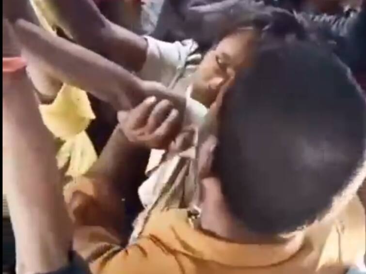 'Hindi, Hindi': Viral Video Shows TN Man Assaulting Migrant Workers On Train 'Hindi, Hindi': Viral Video Shows TN Man Assaulting Migrant Workers On Train
