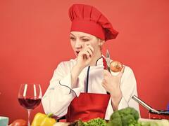 Onion Cutting Hacks: प्याज काटने पर रोना आए तो ये आसान हैक्स जरूर अपनाएं