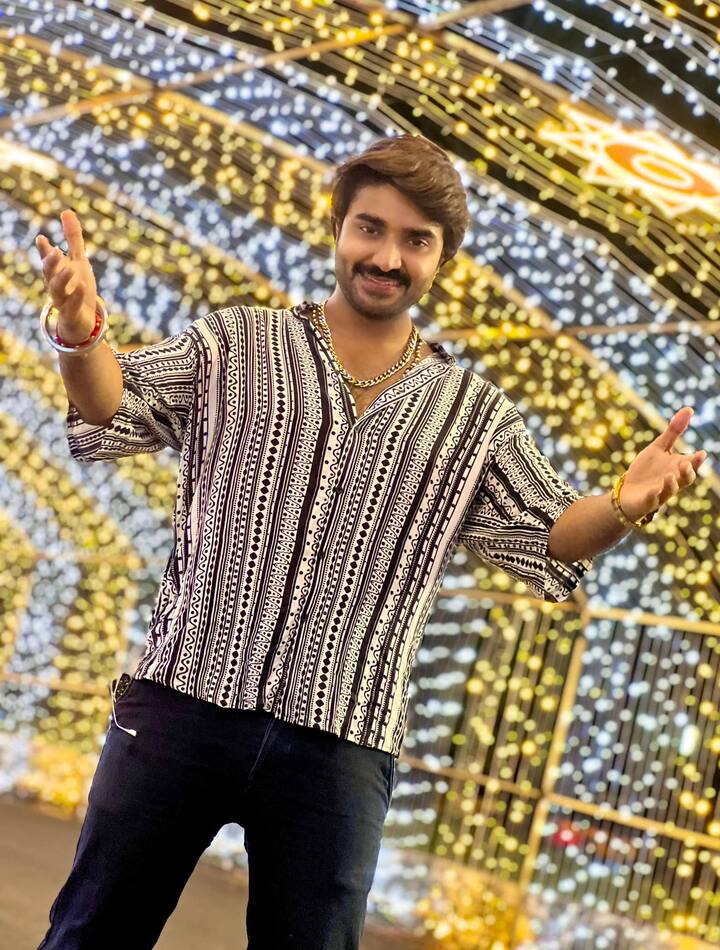 प्रदीप पांडे चिंटू ने चौथी बार बेस्ट एक्टर का अवार्ड पाते हुए भोजपुरी सिनेमा में रिकॉर्ड सेट कर दिया है. ऐसा पहली बार हुआ है जो एक ही सी सितारे को लगातार चार बार बेस्ट एक्टर का अवार्ड मिला है.