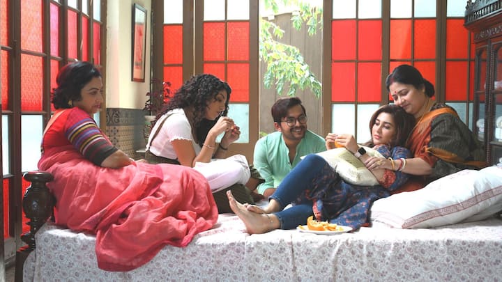 এই গল্পের শুরু উর্বি ও পলাশের সম্পর্কের মধ্যে দিয়ে। ছোটবেলার দুই বন্ধুর সম্পর্ক গড়ায় প্রেমে এবং অবশেষে বিয়েতে। উর্বি ও পলাশ তাদের এনগেজমেন্টের অনুষ্ঠান করার জন্য বেছে নেয় একটি বাড়িকে।