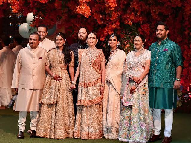 जानकारी के लिए आपको बता दें कि अंबानी परिवार काफी मिल जुलकर रहता है. साथ ही राधिका और आनंद की लव स्टोरी भी काफी लंबे वक्त से चल रही है. दोनों एक दूसरे को काफी लंबे वक्त से डेट कर रहे हैं और बचपन के दोस्त भी हैं. (Photo- Instagram)