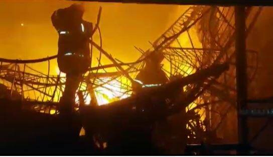 आग इतकी भीषण होती की आगीवर नियंत्रण मिळवणं सहजासहजी शक्य नव्हते. तब्बल तीन तासाच्या अथक प्रयत्नानंतर या आगीवर नियंत्रण मिळवण्यात यश आले आहे.