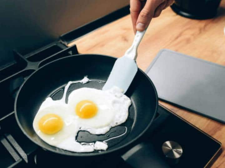 Why you should throw away your non stick pan the second it cracks नॉन स्टिक पैन और कढ़ाई के चटकते ही तुरंत फेंक दें , जाने-अनजाने में खाने के साथ पेट में चला जाएगा प्लास्टिक