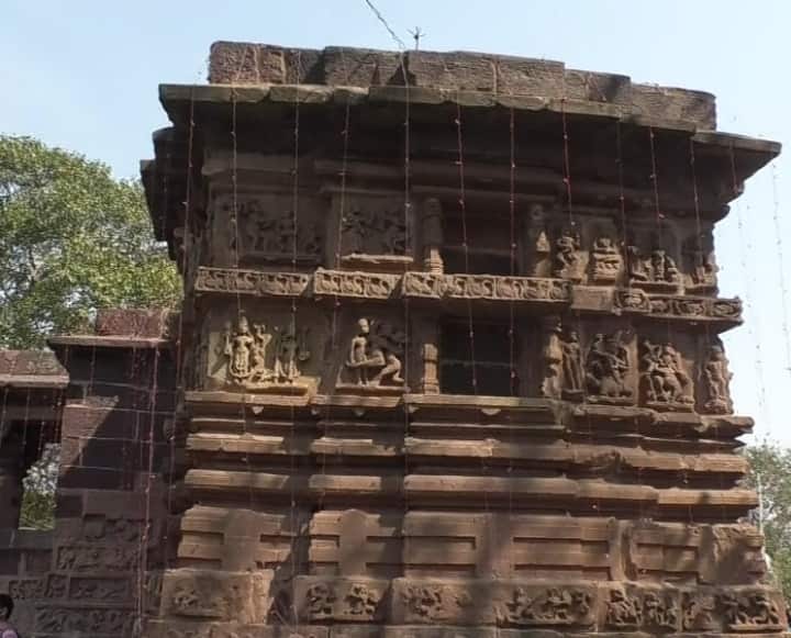 Chhattisgarh News: इस मंदिर की दीवारों पर बहुत खूबसूरत कलाकृति की गई है. महाशिवरात्रि के समय यहां विशाल मेला लगता है, जिसमें लाखों श्रद्धालु एकत्रित होते हैं. इस मंदिर का गुंबद आधा ही बना हुआ है.
