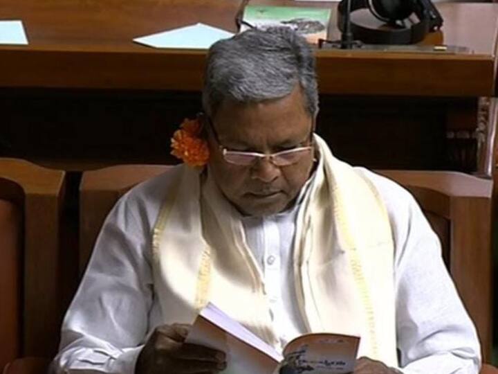 Karnataka Budget Congress Leaders Wear Flower Behind Ear On Day Of Budget, check details Karnataka Budget: చెవిలో పువ్వు పెట్టుకుని అసెంబ్లీ సమావేశాలకు, కాంగ్రెస్ నేతల వెరైటీ నిరసన