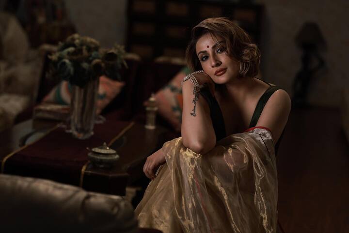 उर्वशी ढोलकिया का हमेशा से ही हमें इस ट्रेडिशनल अंदाज देखने को मिला है. इतना ही नहीं वह हमेशा साड़ी और सूट में ही नजर आई. लेकिन इसी बीच एक्ट्रेस का एक अलग ही अवतार देखने को मिला. (Photo- Instagram)