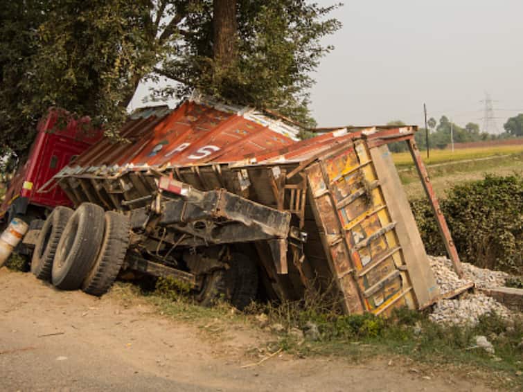 Truck Carrying Farm Labourers Gets Overturned In Madhya Pradesh Ratlam Leaves 2 Dead And 29 Injured 2 Dead, Many Hurt As Truck Carrying Labourers Overturns In MP's Ratlam