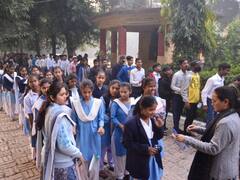 यूपी बोर्ड की परीक्षा देने पहुंचे स्टूडेंट्स का फूल देकर स्वागत, इस बार की व्यवस्था है हर बार से अलग