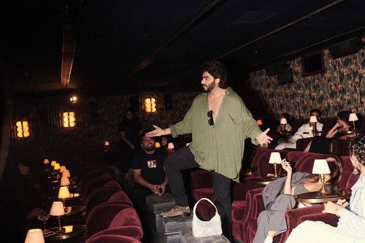 शोभिता धुलिपाला ने तस्वीरों पर कमेंट करते हुए लिखा, 'आपने मेरे साथ तस्वीर क्यों नहीं ली.' अर्जुन ने उसे जवाब दिया और कहा 