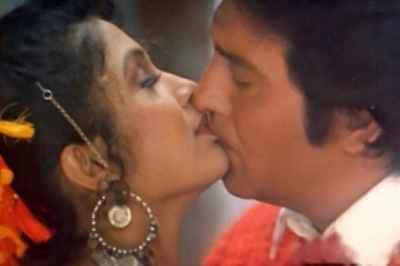 मशहूर एक्टर विनोद खन्ना के साथ भी समय ने बोल्ड सीन दिए हैं. बता दें कि 24 साल बड़े एक्टर के साथ में एक्ट्रेस ने हिंदी गाना