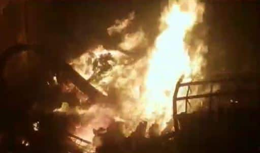 अग्निशमन दलाच्या जवानांकडून तब्बल तीन तासाच्या अथक प्रयत्नानंतर या आगीवर नियंत्रण मिळवण्यात यश आलं.