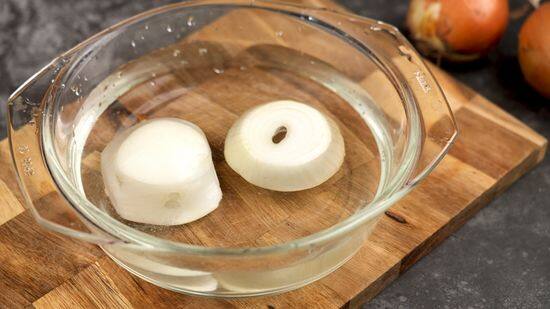 प्याज को काटने से थोड़ी देर पहले इसे सिरके में डुबोकर रख दें, कटोरे में थोड़ा पानी लें और इसमें दो चार बूंद सिरके के डाल दें, अब इसमें प्याज को डालकर कुछ देर के लिए रख दें.इससे प्याज काटते समय आपकी आंखों में आंसू नहीं आएंगे.