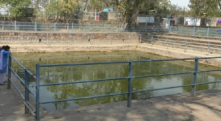 इस प्राचीन शिव मंदिर की खास बात यह है कि इस मंदिर का शिवलिंग स्वयं ही भूगर्भ से उत्पन्न हुआ है. बताया जाता है कि इस मंदिर का निर्माण एक ही व्यक्ति ने छमासी रात में की थी. इस मंदिर की खास बात यह है कि यह पूरा मंदिर एक ही पत्थर से बना हुआ है और इस मंदिर का गुंबत आधा है. लोगों की मान्यता के अनुसार बताया जाता है कि इस मंदिर का निर्माण छमासी की रात में एक व्यक्ति द्वारा किया गया था. इसके पीछे की कहानी यह है कि वह व्यक्ति हर रात मंदिर का निर्माण करने से पहले पास के कुंड में नहाता था. उसके बाद नग्न अवस्था में ही इस मंदिर के निर्माण में जुट जाता था.