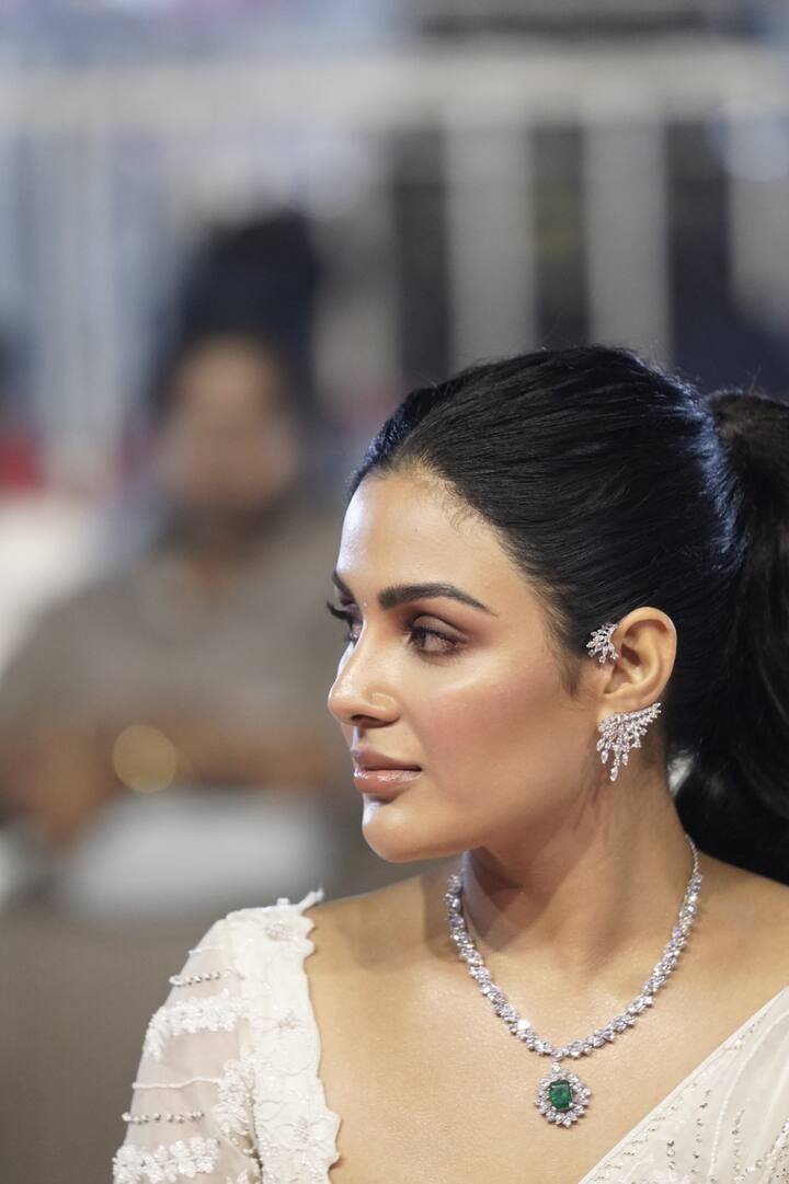 సముద్రఖని, సాయి కుమార్, తనికెళ్ళ భరణి, 'హైపర్' ఆది, 'ఆడుకాలమ్' నరేన్, మొట్ట రాజేందర్, హరీష్ పేరడీ, పమ్మి సాయి తదితరులతో పాటు ప్రత్యేక పాత్రలో సుమంత్ నటించారు.