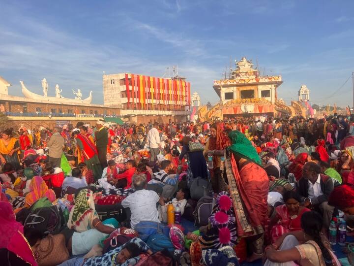 Sehore unexpected devotees reached at Kubeshwar Dham Pandit Pradeep Mishra in Rudraksh Mahotsav ANN Kubereshwar Dham Sehore: निमंत्रण देकर पंडित प्रदीप मिश्रा ने मारी 'पलटी', उम्मीद से ज्यादा भक्तों के पहुंचने पर खड़े किए हाथ