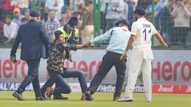 IND vs AUS 2nd Test: Mohammed Shami wins hearts with gesture towards intruder on day 1 IND vs AUS 2nd Test: প্রথম দিনেই মাঠে অনুপ্রবেশকারী, নিজের আচরণে মন জিতলেন শামি