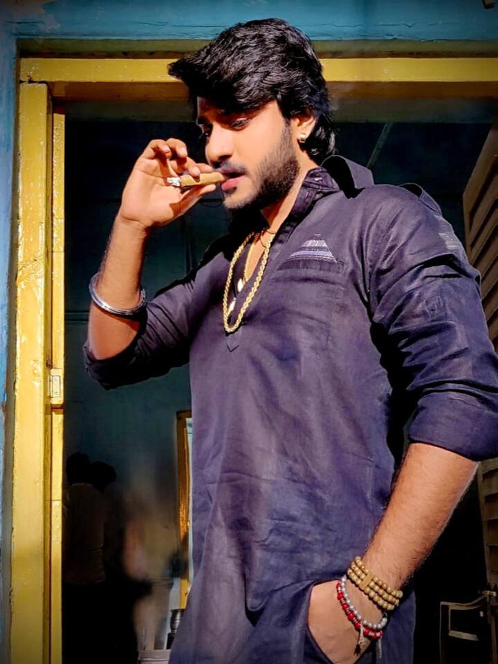 केवल फिल्मी दुनिया में ही नहीं बल्कि प्रदीप पांडे चिंटू सोशल मीडिया पर भी अपनी दमदार फैन फॉलोइंग के लिए पहचाने जाने लगे हैं. एक्टर के चाहने वालों की गिनती दिन पर दिन बढ़ती जा रही है.