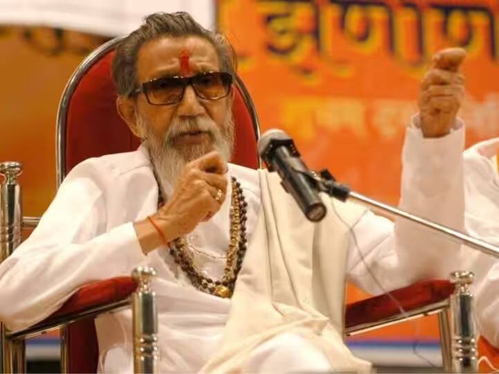 2018 मध्ये शिवसेना पक्षाच्या घटनेत झालेला बदल निवडणूक आयोगाला कळवण्यात आलेला नाही. शिवसेनाप्रमुख बाळासाहेब ठाकरे यांनी बनवलेल्या 1999 च्या पक्षाच्या घटनेत असलेले पक्षांतर्गत लोकशाही निकष बदलण्यात आले.