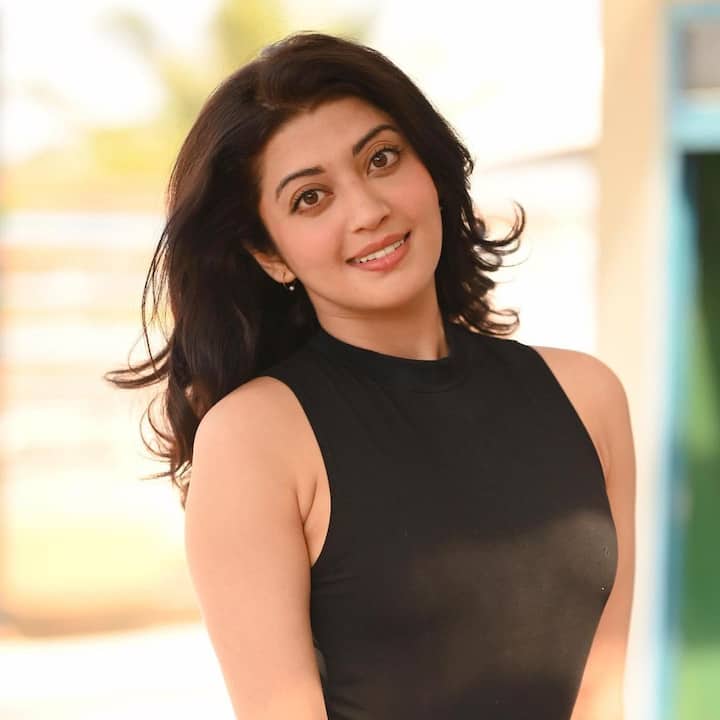 నల్లని దుస్తుల్లో చందమామలా మెరిసిపోతూ కనిపిస్తోంది ప్రణీత. Photo credit: Pranita Subhash/Instagram