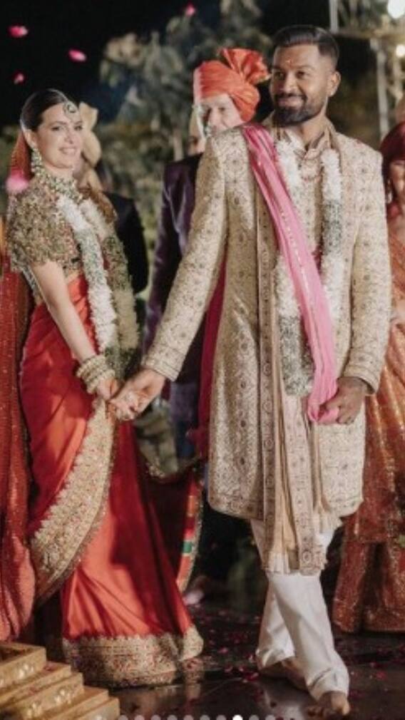 নজরকাড়া সাজে রিসেপশনে হার্দিক-নাতাশা