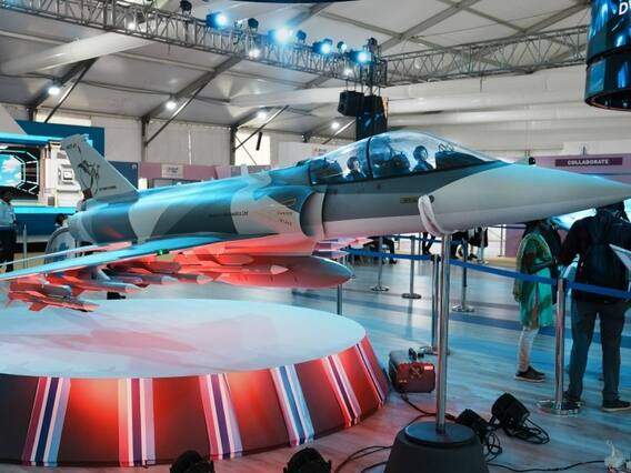 Aero India 2023: ‘एयरो इंडिया’ के आखिरी दिन ट्रेनर एयरक्राफ्ट पर फिर लगाई गई हनुमान जी की फोटो, देखें तस्वीरें