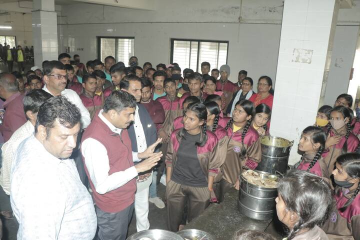 Maharashtra news Nashik news Eklavya Ashram School Poor Food, Nashik District Collector Summoned Nashik News : एकलव्य आश्रम शाळा निकृष्ट भोजन, विद्यार्थ्यांचे आंदोलन; नाशिक जिल्हाधिकाऱ्यांना समन्स