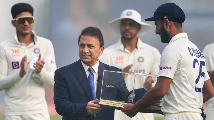 চেতেশ্বর পূজারার শততম টেস্টে তাঁকে বিশেষ টুপি দিয়ে অভ্যর্থনা জানান গাওস্কর। টসে জিতে প্রথমে ব্যাটিং নেয় অস্ট্রেলিয়া।