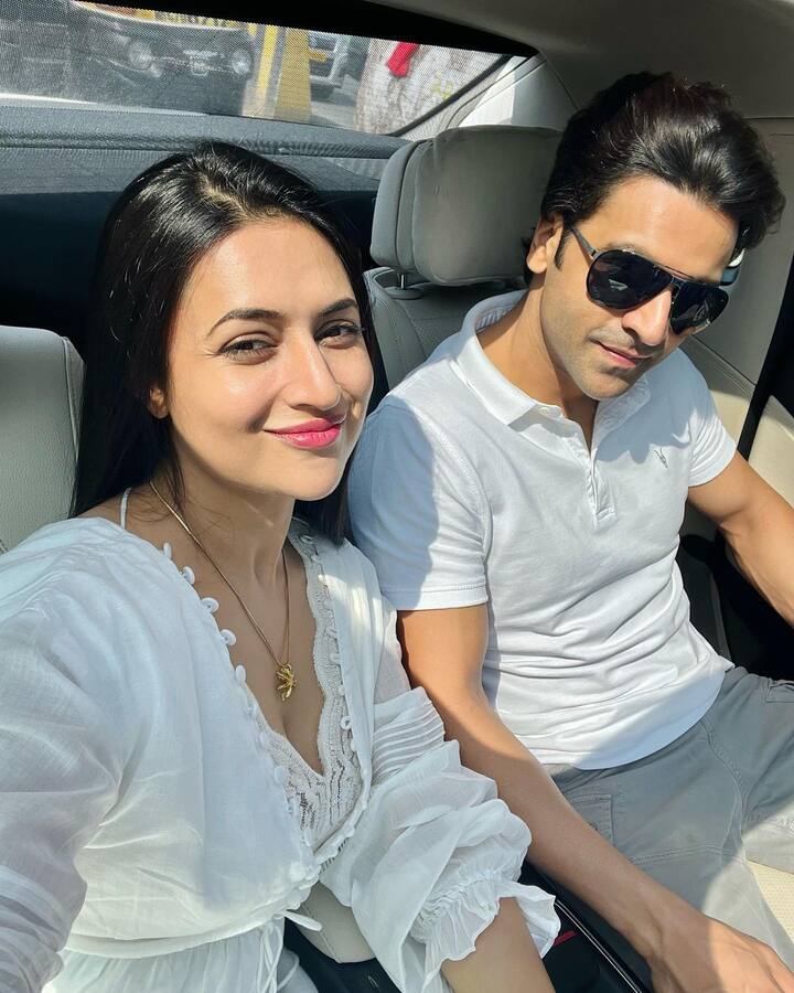 इन विवादों के बावजूद दिव्यांका त्रिपाठी ने एक बड़ा फैन बेस है और वह टीवी जगत की चर्चित एक्ट्रेसेस में से एक रही हैं.