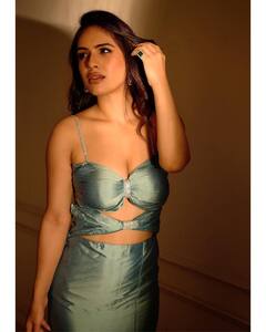 Neha Malik Photos: બેકલેસ ડ્રેસમાં નેહા મલિકે ફ્લોન્ટ કર્યું કર્વી ફિગર